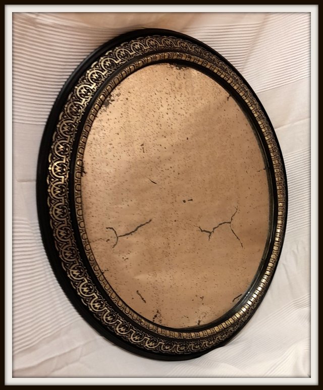 001.2023 Stara owalna rama z pięknie postarzoną taflą Merkuriusz. Out 75 x 60 cm